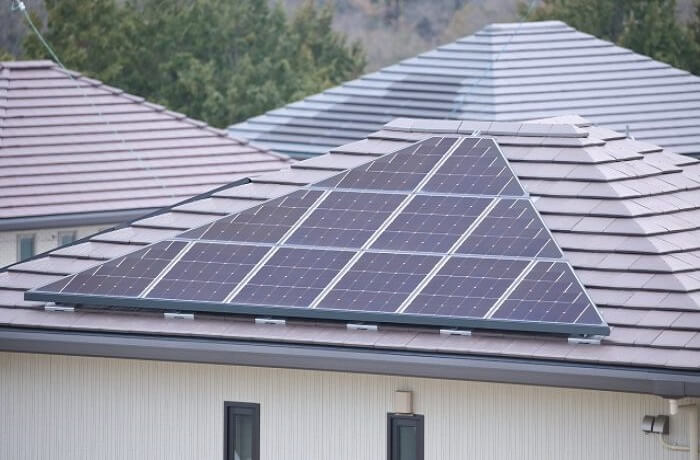 狭い屋根に太陽光発電システム