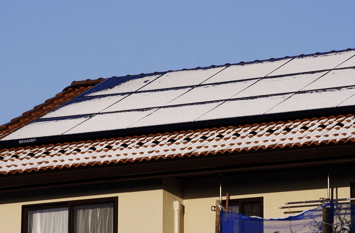 太陽光パネルと落雪