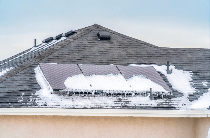 太陽光パネルから落雪